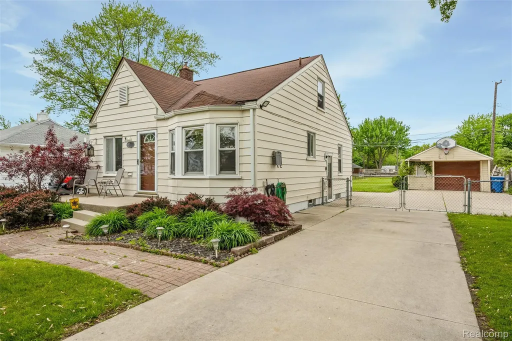 8181 Vermont Avenue Warren City MI 48093
