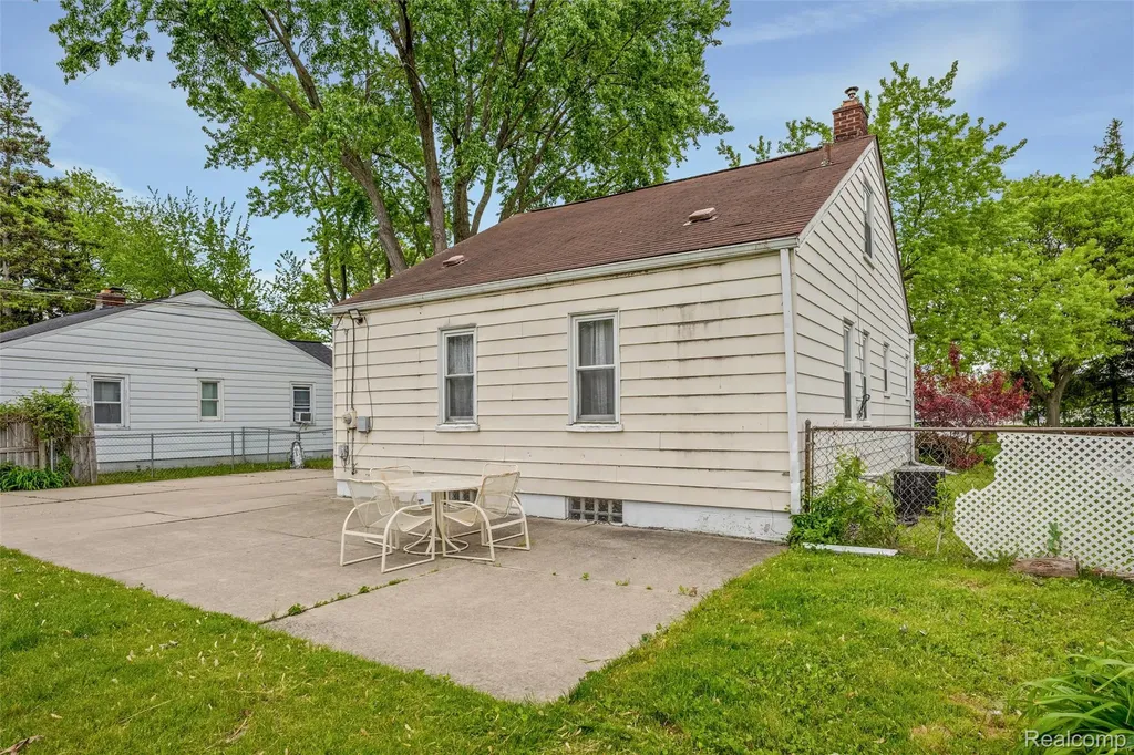 8181 Vermont Avenue Warren City MI 48093