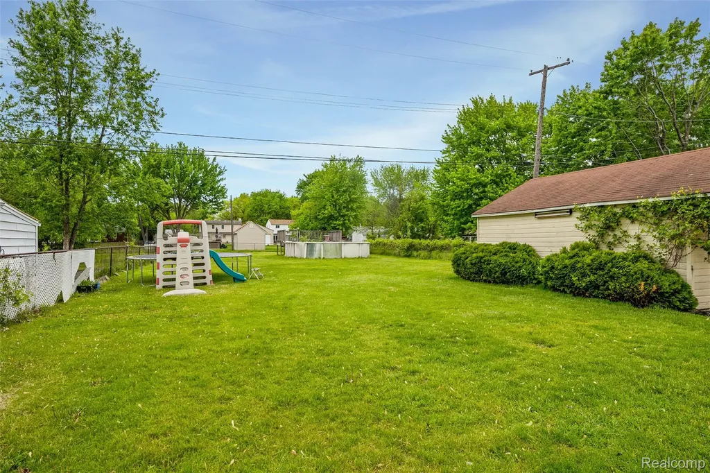 8181 Vermont Avenue Warren City MI 48093