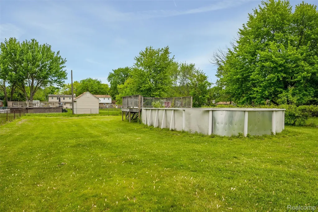 8181 Vermont Avenue Warren City MI 48093