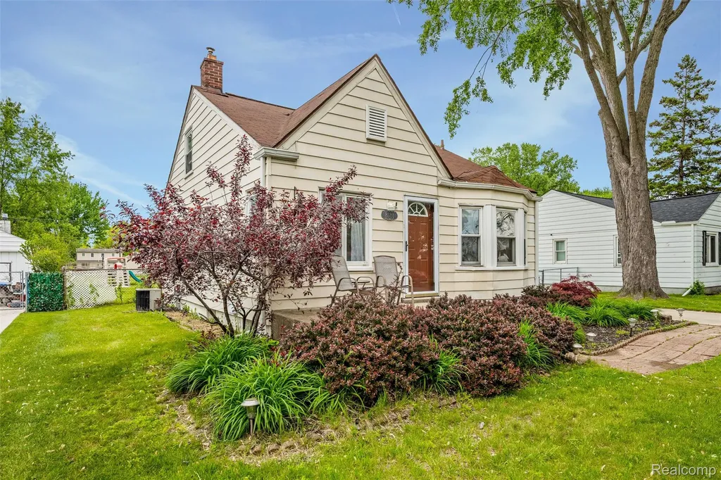 8181 Vermont Avenue Warren City MI 48093