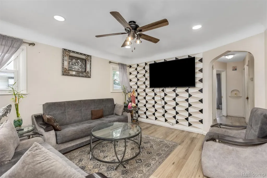 8181 Vermont Avenue Warren City MI 48093