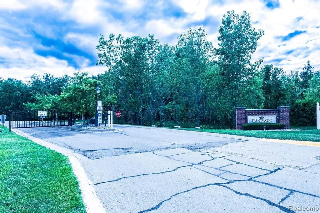 23044 Williamsburg Circle Woodhaven City MI 48183