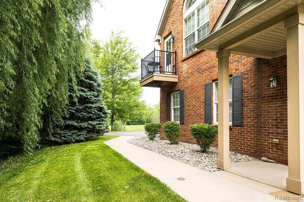 23044 Williamsburg Circle Woodhaven City MI 48183