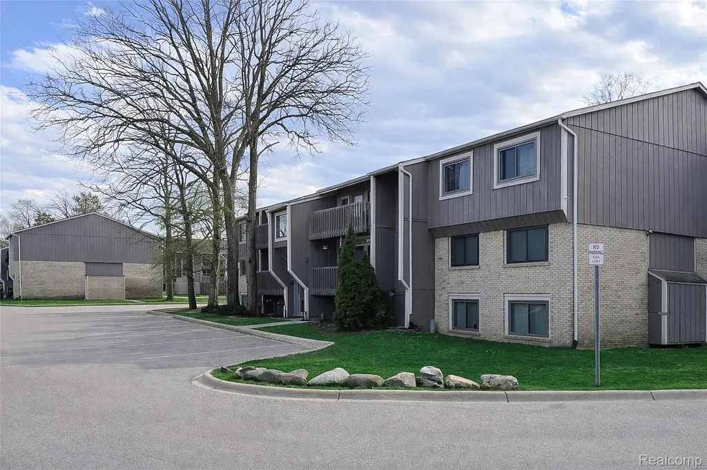 29860 W 12 Mile Road Farmington Hills City MI 48334