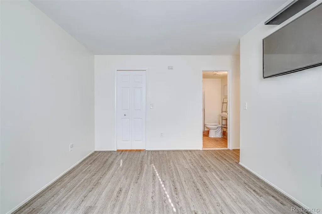 29860 W 12 Mile Road Farmington Hills City MI 48334
