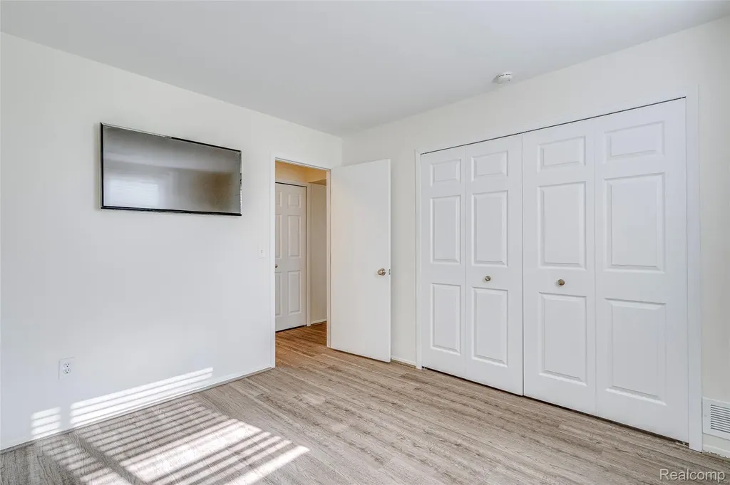 29860 W 12 Mile Road Farmington Hills City MI 48334