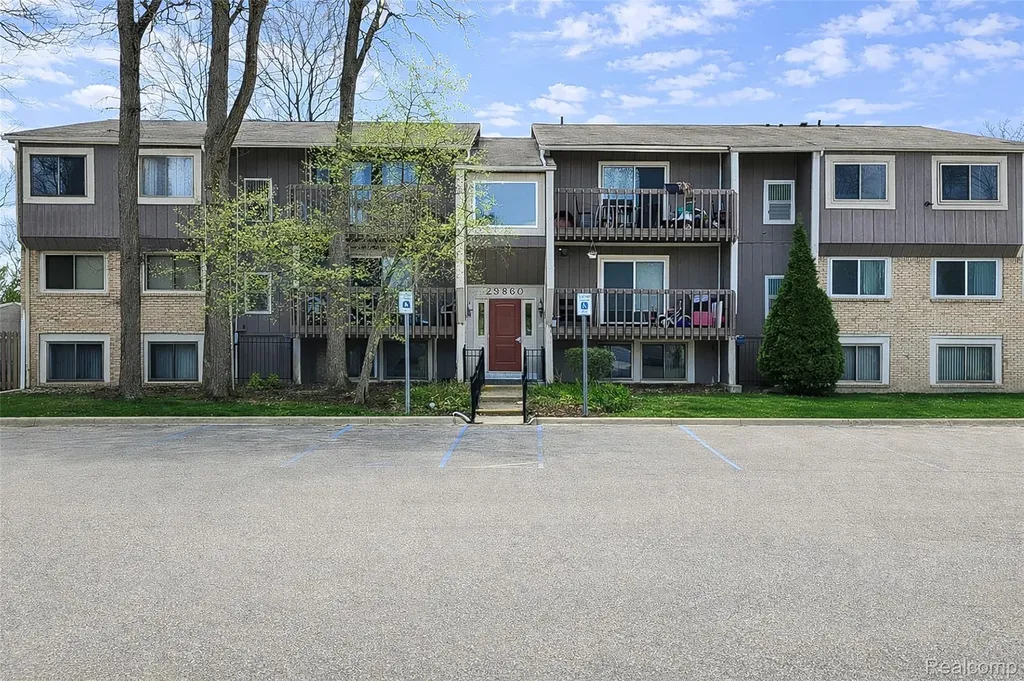 29860 W 12 Mile Road Farmington Hills City MI 48334