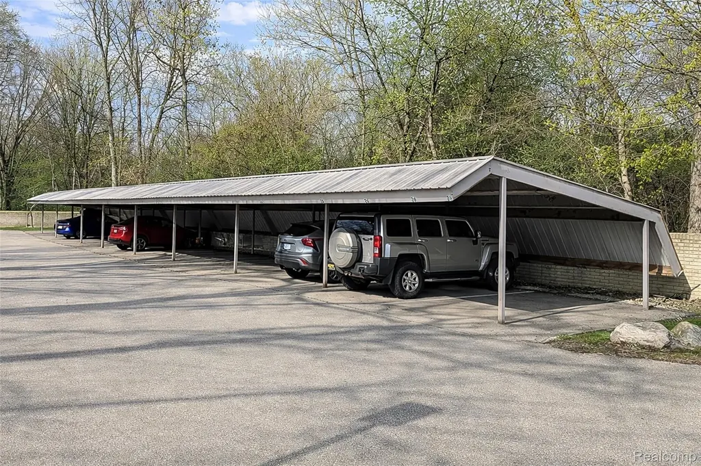 29860 W 12 Mile Road Farmington Hills City MI 48334