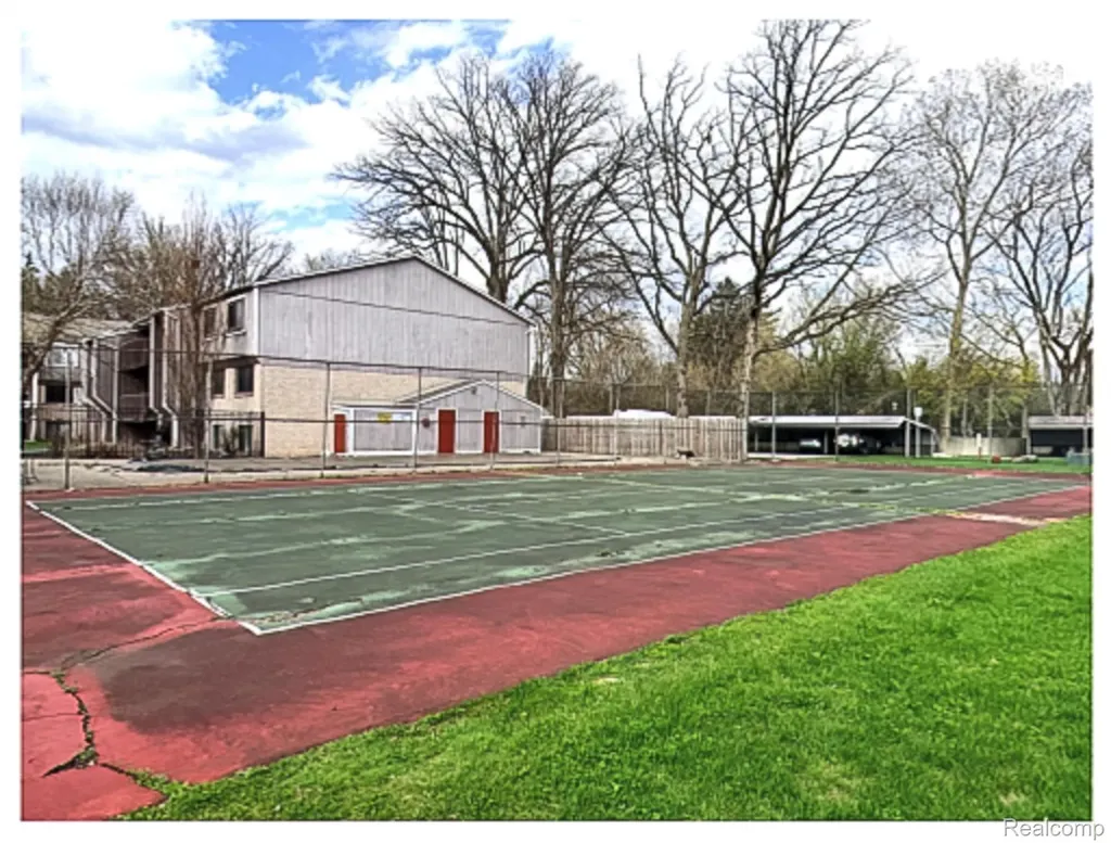 29860 W 12 Mile Road Farmington Hills City MI 48334