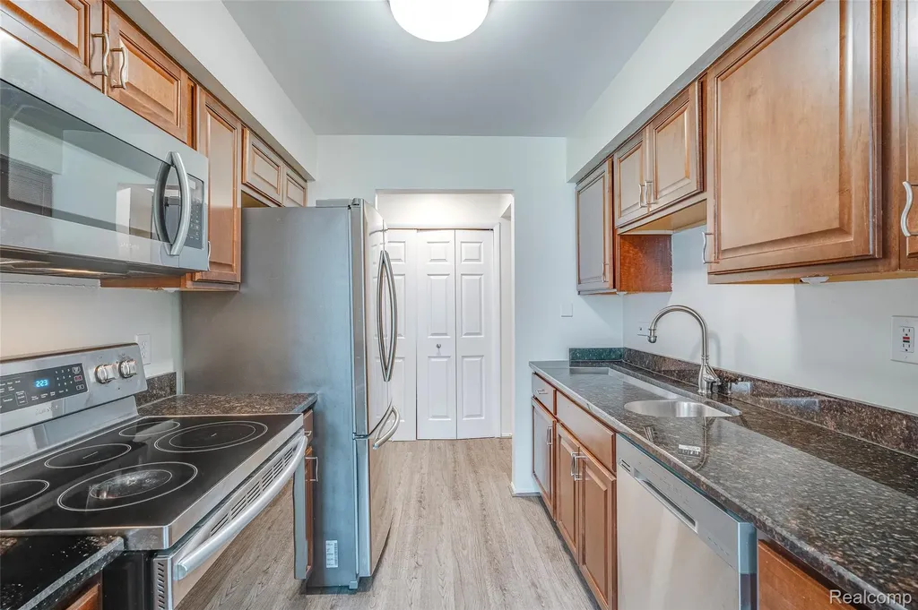 29860 W 12 Mile Road Farmington Hills City MI 48334