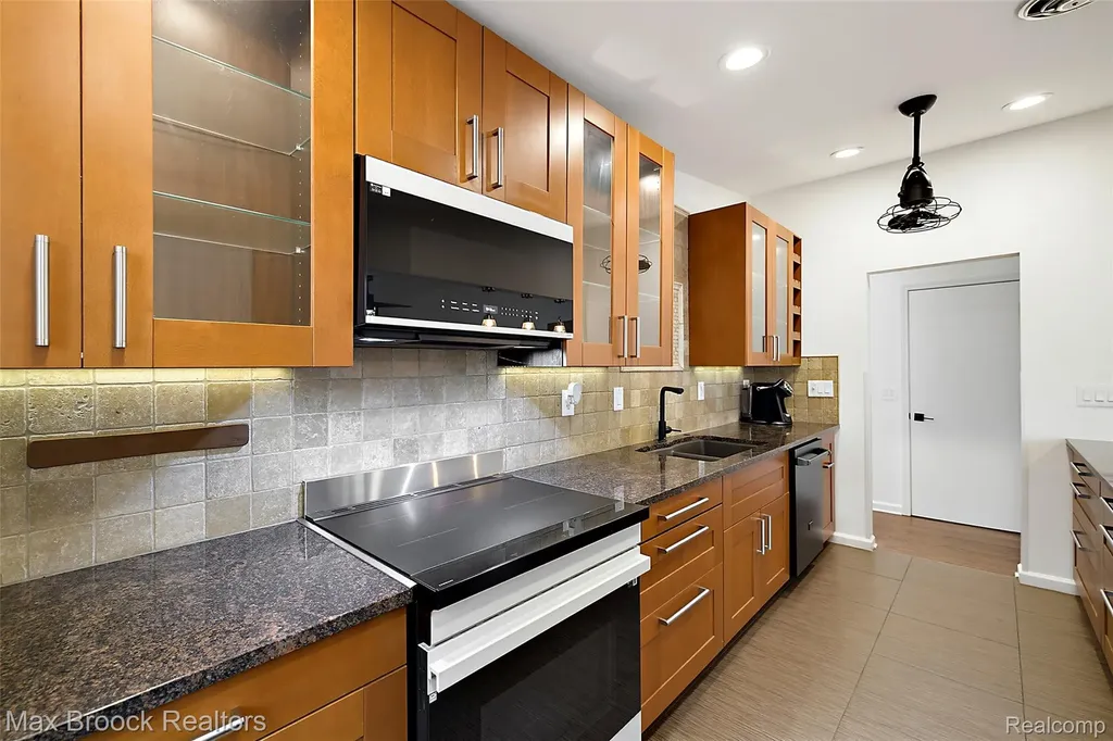 1411 W Farnum Avenue Royal Oak City MI 48067