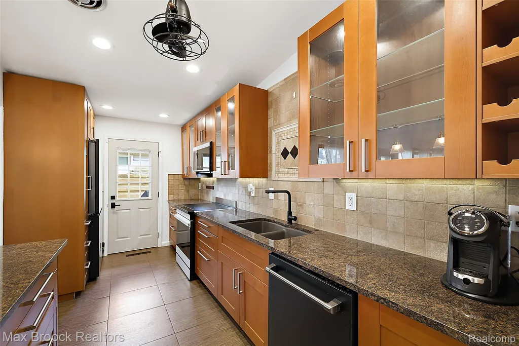 1411 W Farnum Avenue Royal Oak City MI 48067