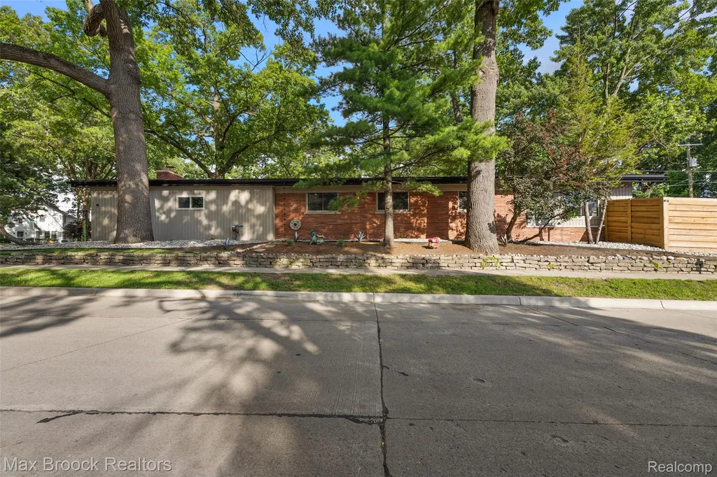 1411 W Farnum Avenue Royal Oak City MI 48067