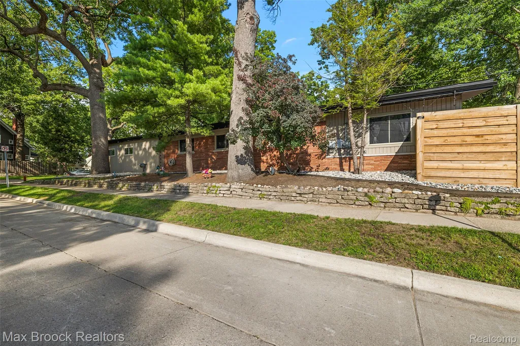 1411 W Farnum Avenue Royal Oak City MI 48067