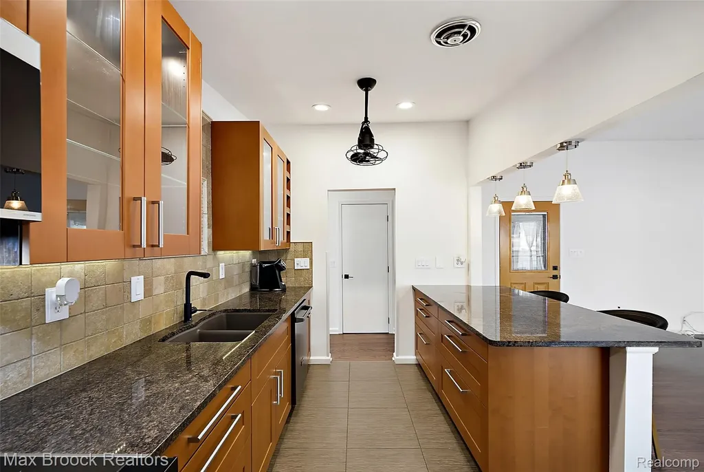 1411 W Farnum Avenue Royal Oak City MI 48067