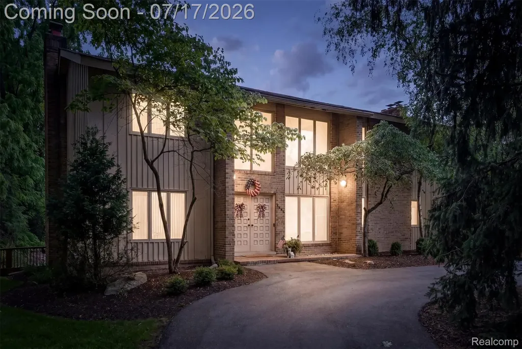 5863 Seville Circle Orchard Lake Village City MI 48324