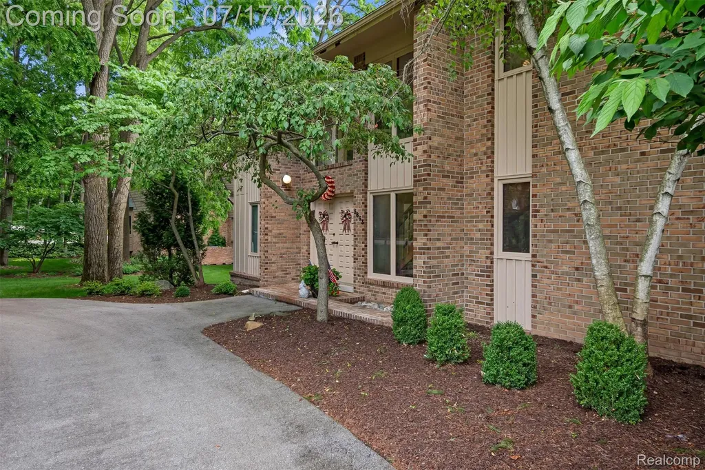 5863 Seville Circle Orchard Lake Village City MI 48324