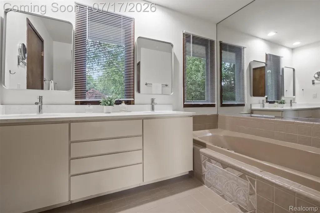 5863 Seville Circle Orchard Lake Village City MI 48324