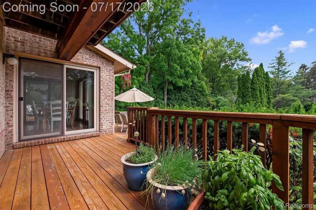 5863 Seville Circle Orchard Lake Village City MI 48324