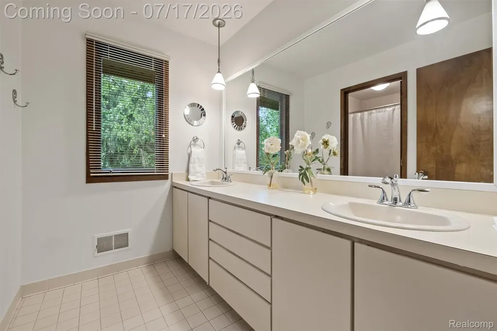 5863 Seville Circle Orchard Lake Village City MI 48324