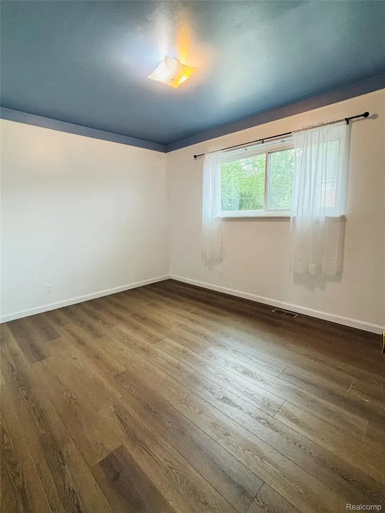 25562 Masch Avenue Warren City MI 48091
