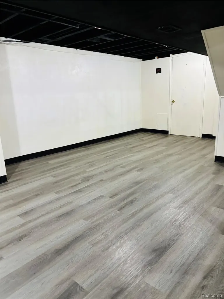 25562 Masch Avenue Warren City MI 48091