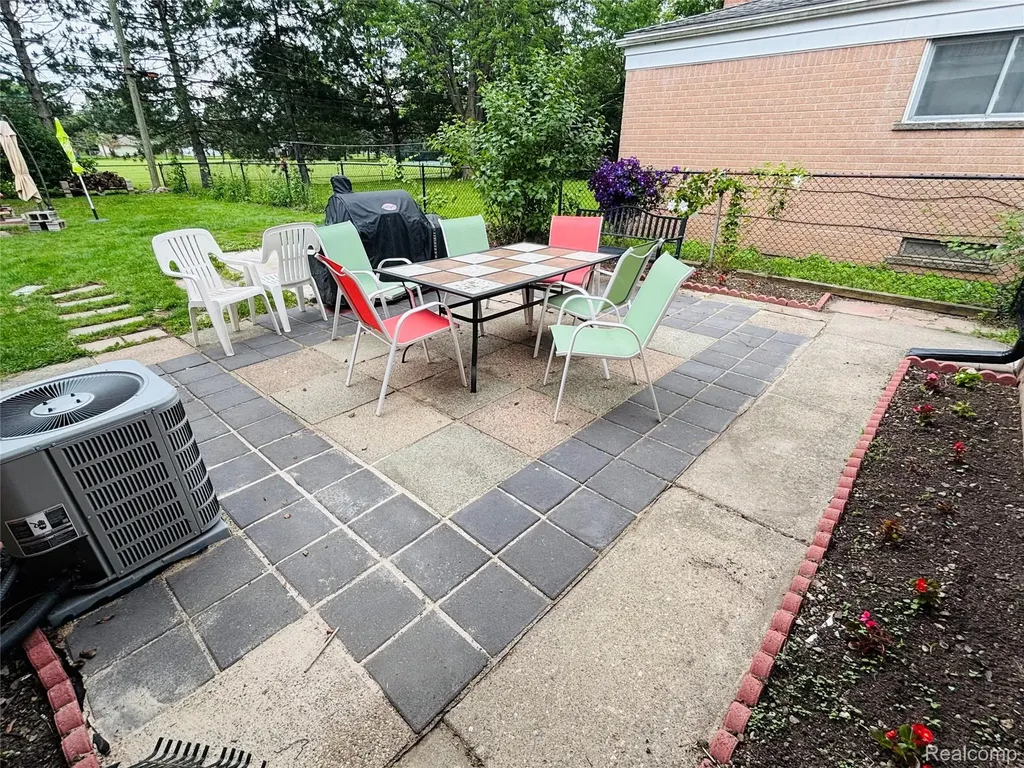 25562 Masch Avenue Warren City MI 48091