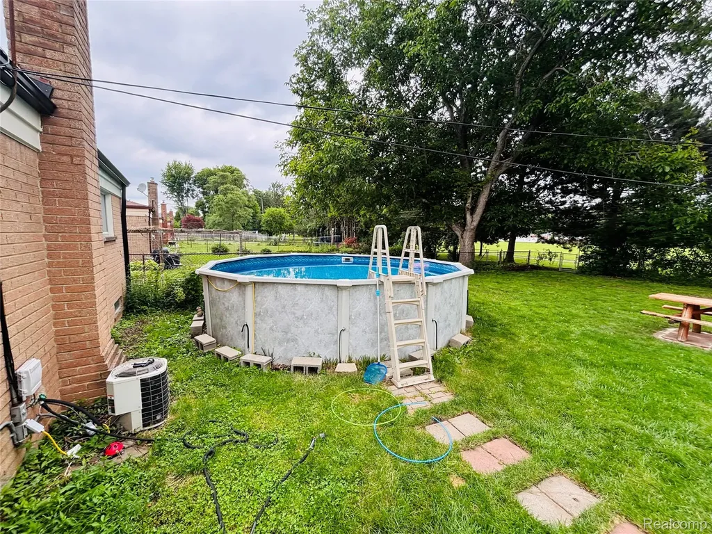 25562 Masch Avenue Warren City MI 48091