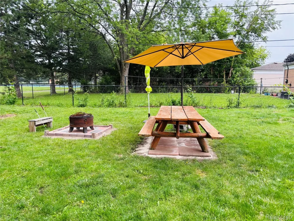 25562 Masch Avenue Warren City MI 48091