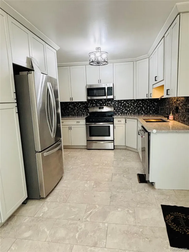 25562 Masch Avenue Warren City MI 48091