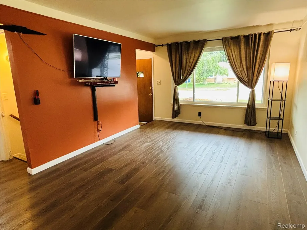 25562 Masch Avenue Warren City MI 48091