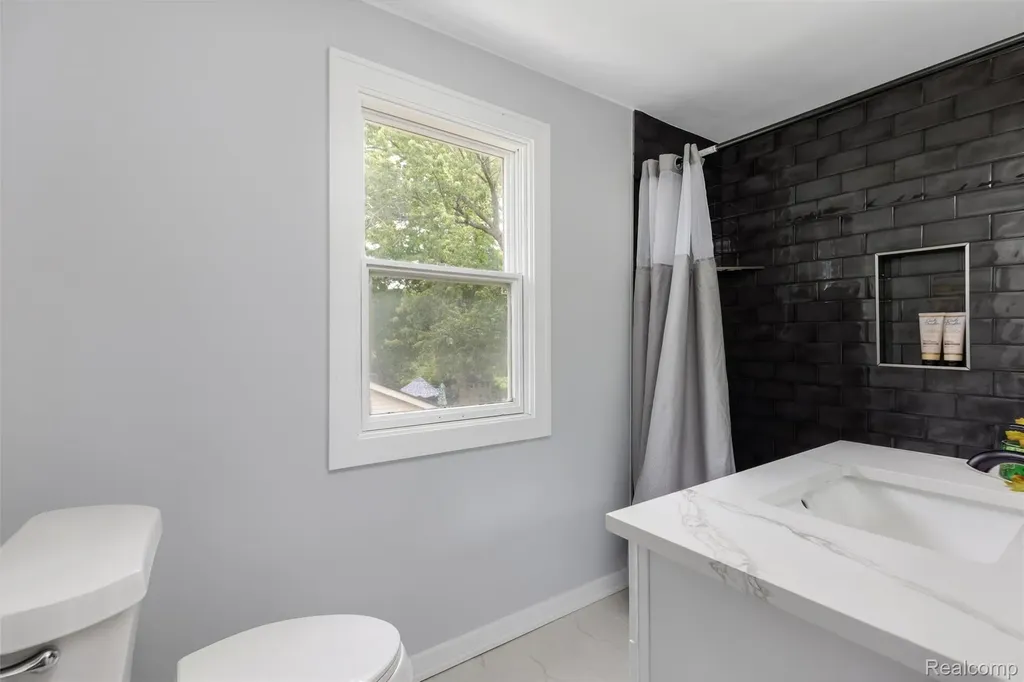 200 Alice Avenue Bloomfield Hills City MI 48302