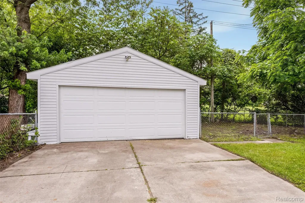 200 Alice Avenue Bloomfield Hills City MI 48302