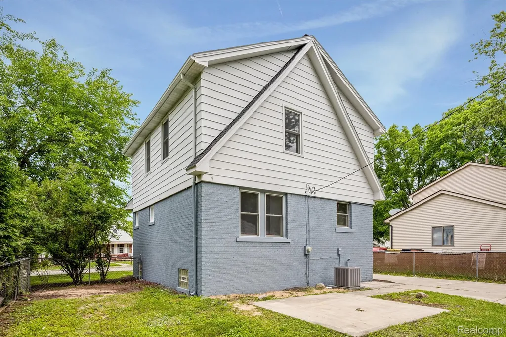 200 Alice Avenue Bloomfield Hills City MI 48302