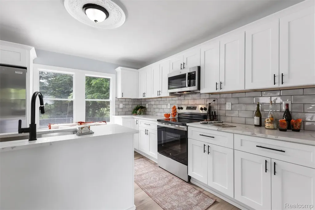 200 Alice Avenue Bloomfield Hills City MI 48302