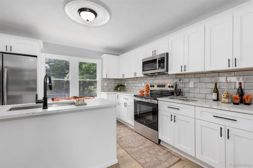 200 Alice Avenue Bloomfield Hills City MI 48302