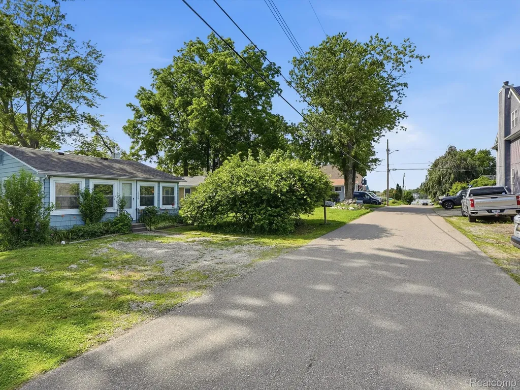1728 Beechcroft Street Keego Harbor City MI 48320