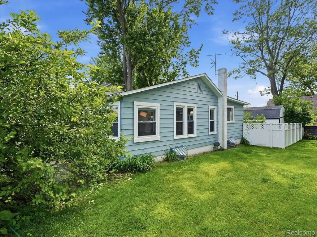 1728 Beechcroft Street Keego Harbor City MI 48320