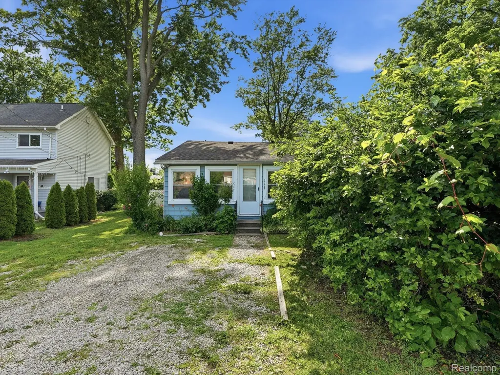 1728 Beechcroft Street Keego Harbor City MI 48320