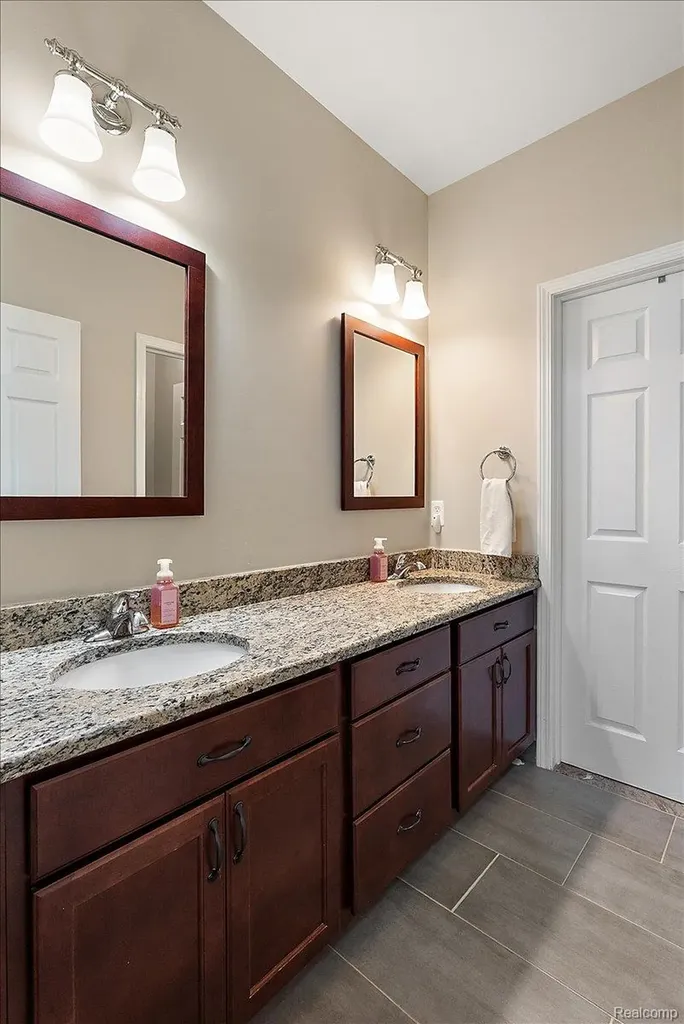 3349 Grove Lane Auburn Hills City MI 48326