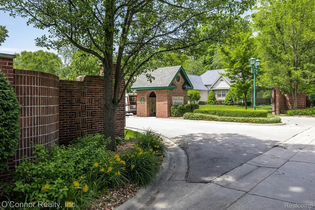 3239 Turnberry Port Huron Charter Township MI 48060