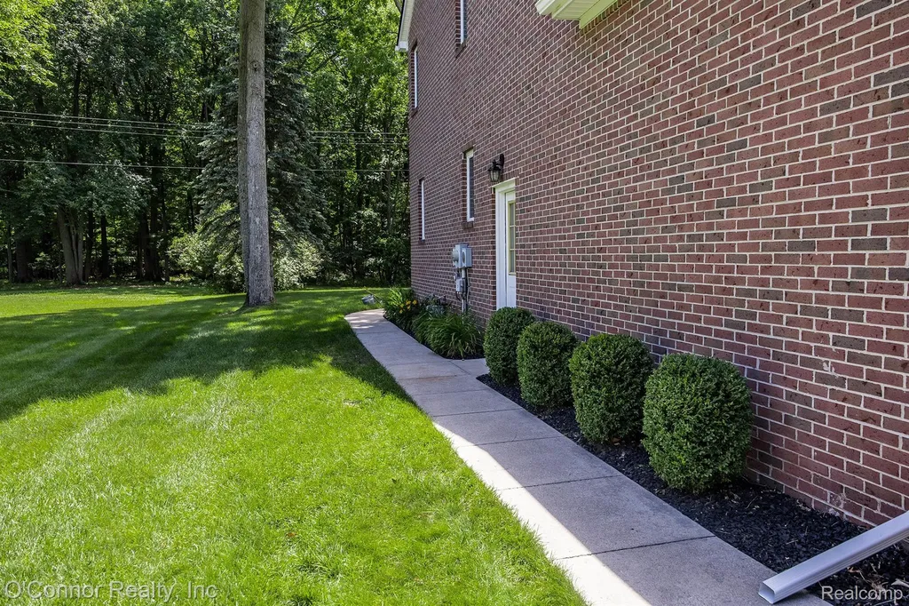 3239 Turnberry Port Huron Charter Township MI 48060