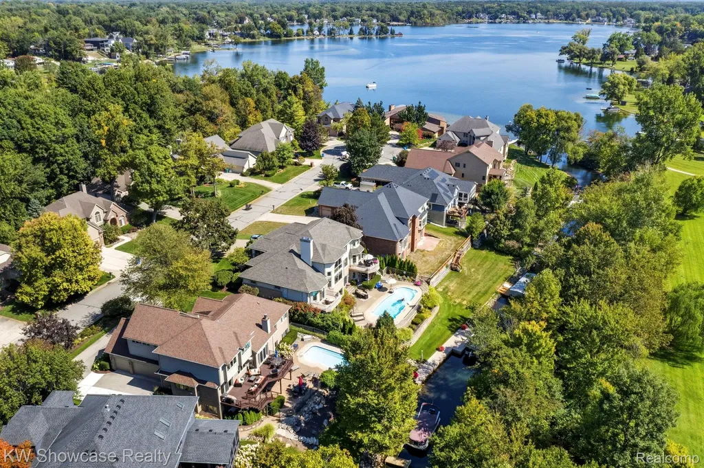 1539 Wandrei Court Commerce Charter Township MI 48382