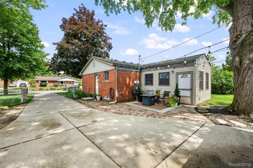 36415 Dowling Street Livonia City MI 48150