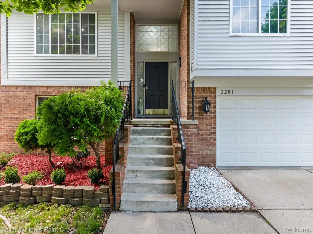 3201 Lynhurst Court Oakland Charter Township MI 48306