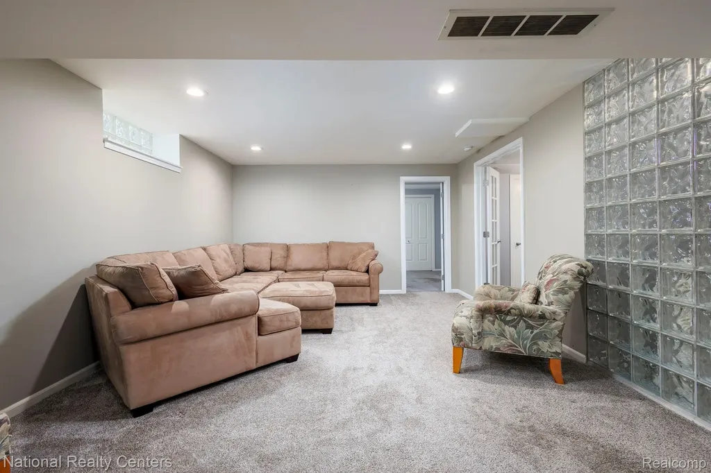 2900 Lynn Drive White Lake Charter Township MI 48386