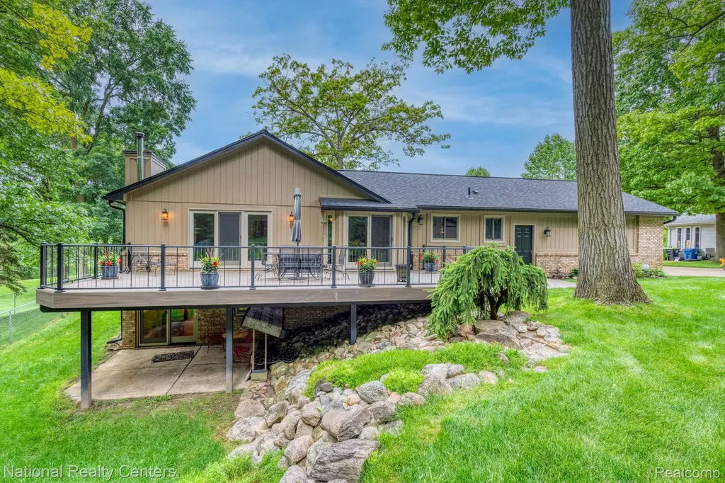 2900 Lynn Drive White Lake Charter Township MI 48386