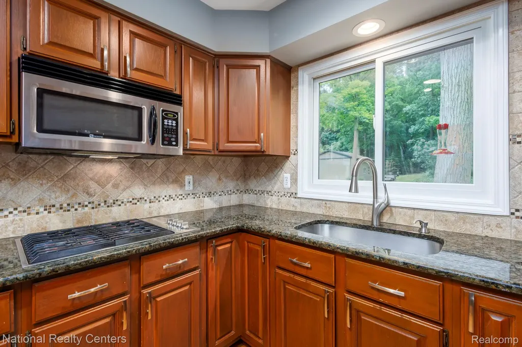 2900 Lynn Drive White Lake Charter Township MI 48386