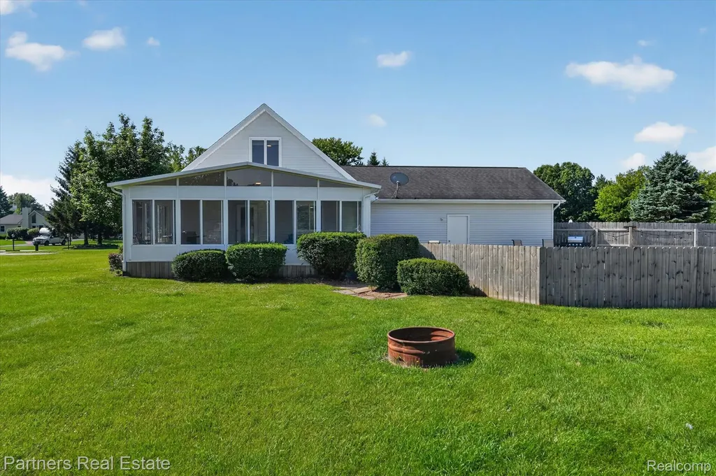 9145 Apple Orchard Drive Tyrone Township MI 48430